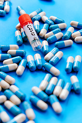 포토 JPG 해외이미지 유리병 실험 주사기 사람없음 약 환자 의사 바이러스 보호 질병 위험 사회이슈 시험관 감염 예방접종 항생제 해외202105 해외포토 컨셉 의학 의료기기 병_용기 실험기구 의료진 접종 파일형식