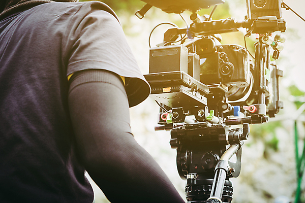 포토 JPG 해외이미지 주간 한명 사람 상반신 성인 야외 뒷모습 아웃포커스 영화 영화촬영 영화산업 영화카메라 촬영장비 카메라감독 성인만 해외202105 해외포토 자연요소 1 산업 뷰포인트 문화예술 촬영기법 카메라 촬영 도구 감독 파일형식