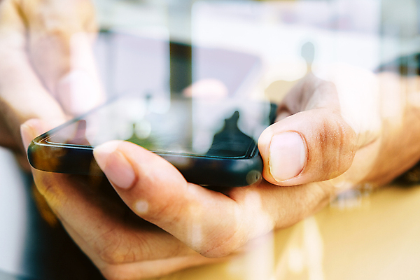 포토 JPG 해외이미지 라이프스타일 손 인터넷 통신 커뮤니케이션 모바일 무선통신 세포 한명 사람 사람없음 신체부위 스마트폰 디지털 터치 네트워크 메시지 디지털합성 옷입기 시티라이프 소셜미디어 해외202105 해외포토 1 모션 생활 핸드폰 스마트기기 파일형식