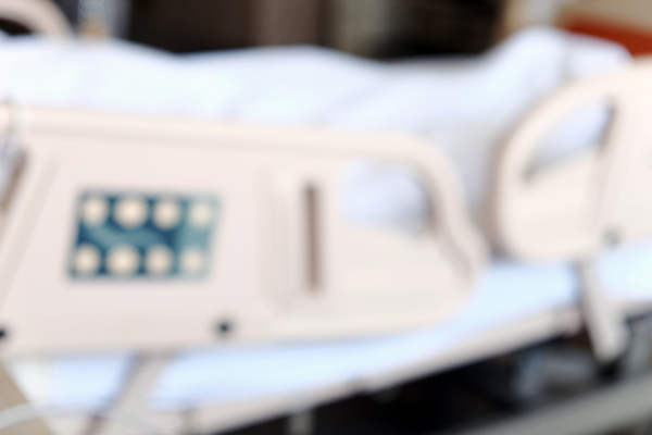 포토 JPG 해외이미지 여자 노년 베개 휴식 실내 한명 사람 성인 사람없음 눕기 약 방 환자 침대 바이러스 고독 질병 예방 치유 해외202105 해외포토 1 감정 가구 컨셉 의학 침구 모션 내부 파일형식