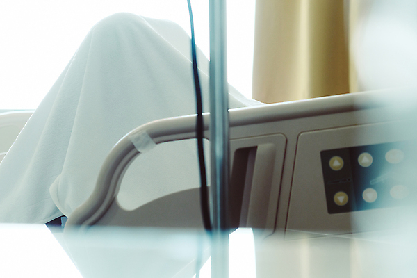 포토 JPG 해외이미지 여자 노년 베개 휴식 실내 한명 사람 성인 사람없음 눕기 약 방 환자 침대 바이러스 고독 질병 예방 치유 해외202105 해외포토 1 감정 가구 컨셉 의학 침구 모션 내부 파일형식