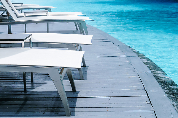 포토 JPG 해외이미지 라이프스타일 백그라운드 의자 호텔 리조트 휴식 수영장 사람없음 야외 물 태양 맑음 수영 휴게실 고급 휴양지 해외202105 해외포토 자연요소 가구 컨셉 숙소 날씨 생활 장소 수상스포츠 파일형식