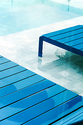 포토 JPG 해외이미지 라이프스타일 의자 하늘 호텔 휴식 수영장 사람없음 야외 물 수영 스파 투명 고급 일렬 야외의자 해외202105 해외포토 자연요소 가구 컨셉 숙소 생활 수상스포츠 파일형식