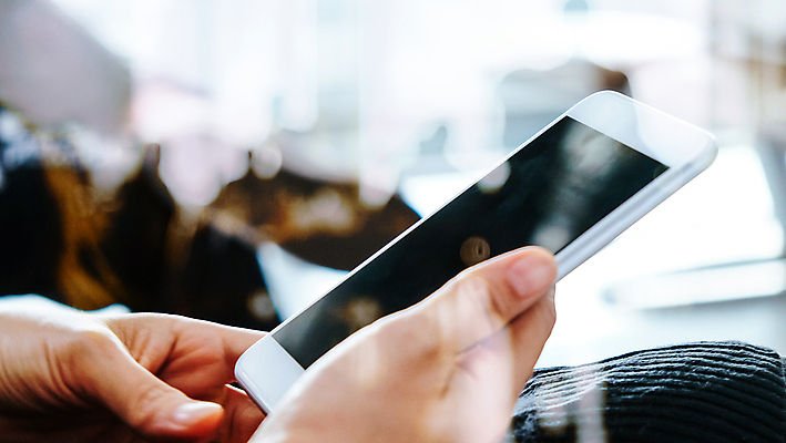 포토 JPG 해외이미지 라이프스타일 손 여자 백그라운드 인터넷 통신 손가락 모바일 무선통신 사람 성인 사람없음 스마트폰 디지털 스크린 터치 엄지손가락 타이핑 잡기 작업 스마트 온라인 소셜미디어 터치스크린 해외202105 해외포토 컨셉 모션 생활 신체부위 핸드폰 스마트기기 파일형식