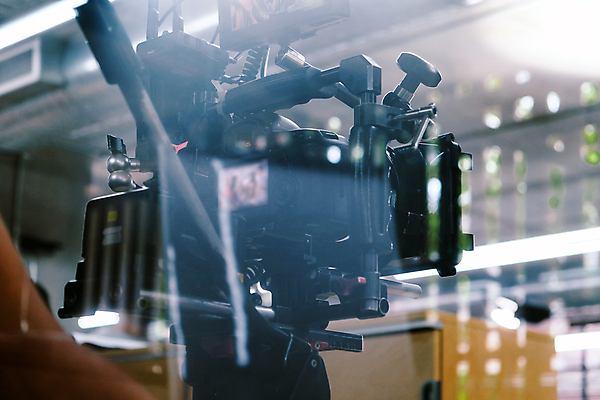 포토 JPG 해외이미지 실내 사람없음 아웃포커스 빛 영화 영화촬영 영화산업 영화카메라 촬영장비 해외202105 해외포토 산업 문화예술 촬영기법 내부 카메라 촬영 도구 파일형식