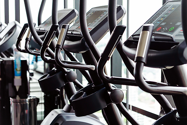 포토 JPG 해외이미지 라이프스타일 백그라운드 실내 성인 사람없음 운동복 운동 산책 연습 체육관 런닝머신 해외202105 해외포토 옷 휴식 건강 사람 내부 생활 운동기구 파일형식