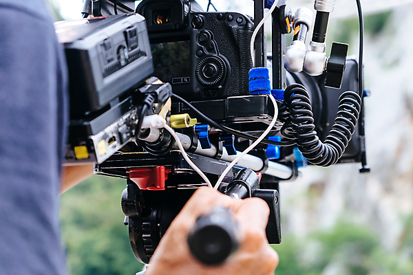 포토 JPG 해외이미지 주간 손 야외 아웃포커스 신체부위 소프트포커스 영화 영화촬영 영화산업 영화카메라 촬영장비 해외202105 해외포토 자연요소 산업 문화예술 촬영기법 사람 카메라 촬영 도구 파일형식