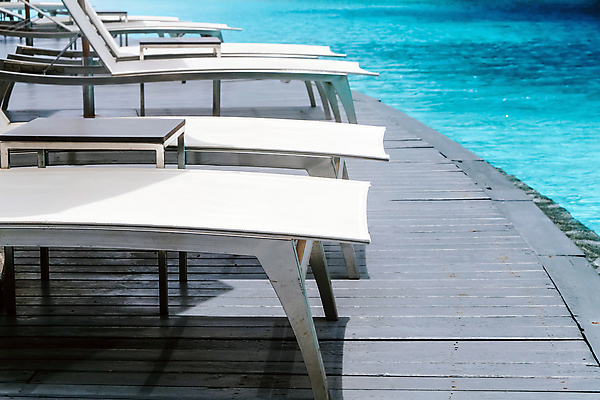 포토 JPG 해외이미지 라이프스타일 백그라운드 의자 호텔 리조트 휴식 수영장 사람없음 야외 물 태양 맑음 수영 휴게실 고급 휴양지 해외202105 해외포토 자연요소 가구 컨셉 숙소 날씨 생활 장소 수상스포츠 파일형식