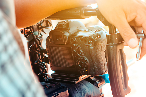 포토 JPG 해외이미지 손 야외 아웃포커스 신체부위 빛 잡기 영화 영화촬영 영화산업 영화카메라 촬영장비 해외202105 해외포토 산업 모션 문화예술 촬영기법 사람 카메라 촬영 도구 파일형식