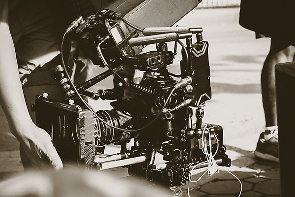 포토 JPG 해외이미지 주간 손 흑백 서기 야외 신체부위 잡기 영화 영화촬영 영화산업 영화카메라 촬영장비 해외202105 해외포토 자연요소 산업 모션 문화예술 촬영기법 사람 카메라 촬영 도구 파일형식