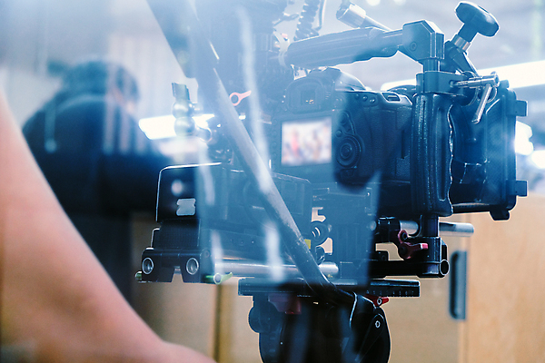 포토 JPG 해외이미지 실내 아웃포커스 신체부위 빛 반사 영화 팔 영화촬영 영화산업 영화카메라 촬영장비 해외202105 해외포토 산업 문화예술 촬영기법 사람 내부 카메라 촬영 도구 파일형식