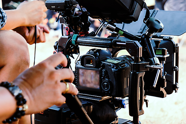 포토 JPG 해외이미지 주간 손 야외 아웃포커스 신체부위 영화 영화촬영 영화산업 영화카메라 촬영장비 해외202105 해외포토 자연요소 산업 문화예술 촬영기법 사람 카메라 촬영 도구 파일형식