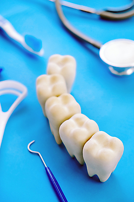 포토 JPG 해외이미지 청진기 실내 치과 사람없음 아웃포커스 칫솔 파란배경 치아모형 치아건강 해외202105 해외포토 백그라운드 의료기기 촬영기법 건강 병원 내부 파란색 위생용품 치아 파일형식