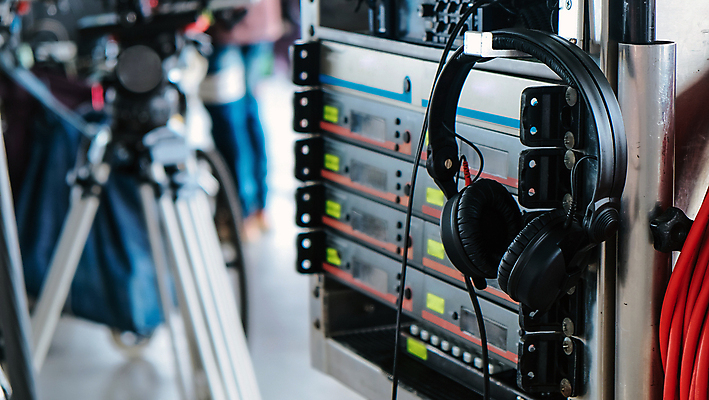 포토 JPG 해외이미지 음향기기 통신 무선통신 사람없음 야외 카메라 헤드폰 작업 마이크 방송 스테레오 해외202105 해외포토 전자제품 소리 파일형식