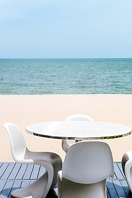 포토 JPG 해외이미지 무료이미지 라이프스타일 섬 의자 탁자 호텔 아침 리조트 휴식 풍경 사람없음 야외 물 관광지 태양 맑음 카페 고급 우아함 휴양지 파라다이스 해외202105 해외포토 주간 자연요소 여행 가구 컨셉 숙소 날씨 생활 상점 장소 파일형식