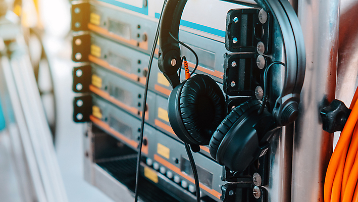 포토 JPG 해외이미지 음향기기 통신 무선통신 사람없음 야외 카메라 헤드폰 작업 마이크 방송 스테레오 해외202105 해외포토 전자제품 소리 파일형식