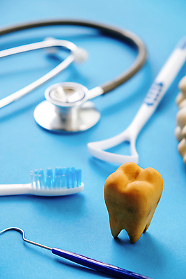 포토 JPG 해외이미지 청진기 실내 치과 사람없음 아웃포커스 칫솔 파란배경 치아모형 썩음 충치 치아건강 해외202105 해외포토 백그라운드 의료기기 촬영기법 건강 병원 내부 파란색 위생용품 치아 질병 파일형식