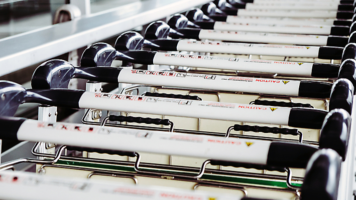 포토 JPG 해외이미지 백그라운드 서류가방 가방 배낭 실내 사람없음 여행가방 카트 짐 역 공항 도착 배송 서비스 일렬 로딩 해외202105 해외포토 잡화 교통시설 내부 파일형식