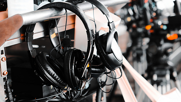 포토 JPG 해외이미지 주간 사람없음 야외 아웃포커스 헤드셋 영화 영화촬영 영화산업 촬영장비 해외202105 해외포토 자연요소 산업 음향기기 문화예술 촬영기법 촬영 헤드폰 도구 파일형식