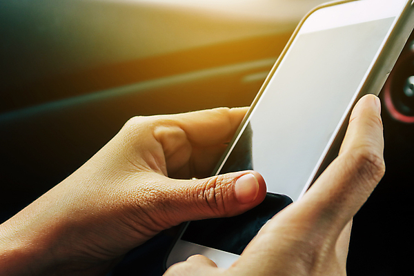 포토 JPG 해외이미지 라이프스타일 손 인터넷 통신 손가락 자동차 커뮤니케이션 모바일 무선통신 사람 사람없음 스마트폰 컴퓨터 알약 디지털 스크린 운전 터치 잡기 업무 스마트 해외202105 해외포토 육상교통 컨셉 모션 생활 신체부위 전자제품 핸드폰 스마트기기 약 작업 파일형식