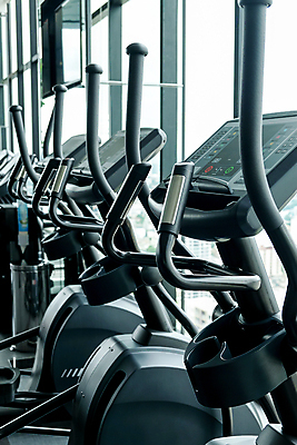 포토 JPG 해외이미지 무료이미지 라이프스타일 백그라운드 실내 성인 사람없음 운동복 운동 산책 연습 체육관 런닝머신 해외202105 해외포토 옷 휴식 건강 사람 내부 생활 운동기구 파일형식 무료콘텐츠