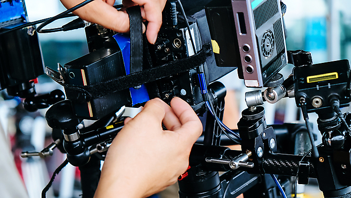 포토 JPG 해외이미지 손 실내 사람없음 아웃포커스 신체부위 영화 영화촬영 영화산업 영화카메라 촬영장비 해외202105 해외포토 산업 문화예술 촬영기법 사람 내부 카메라 촬영 도구 파일형식