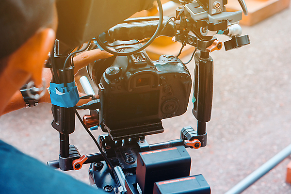 포토 JPG 해외이미지 주간 한명 사람 상반신 야외 아웃포커스 빛 영화 영화촬영 영화산업 영화카메라 촬영장비 카메라감독 해외202105 해외포토 자연요소 1 산업 문화예술 촬영기법 카메라 촬영 도구 감독 파일형식