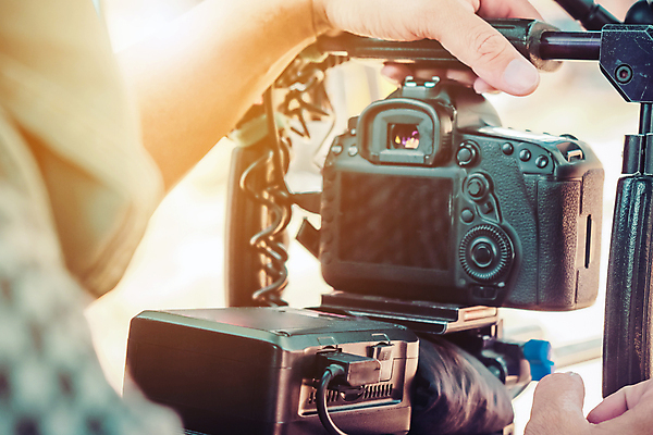 포토 JPG 해외이미지 주간 손 야외 신체부위 빛 영화 영화촬영 영화산업 영화카메라 촬영장비 해외202105 해외포토 자연요소 산업 문화예술 사람 카메라 촬영 도구 파일형식