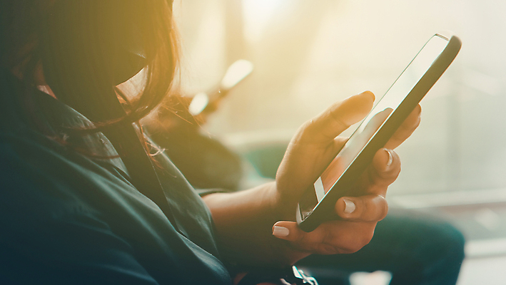 포토 JPG 해외이미지 라이프스타일 손 여자 백그라운드 인터넷 통신 손가락 모바일 무선통신 사람 성인 사람없음 스마트폰 디지털 스크린 터치 엄지손가락 타이핑 잡기 작업 스마트 온라인 소셜미디어 터치스크린 해외202105 해외포토 컨셉 모션 생활 신체부위 핸드폰 스마트기기 파일형식