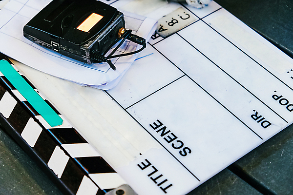 포토 JPG 해외이미지 무료이미지 남자 백그라운드 사람없음 칠판 줄무늬 잡기 작업 클래퍼보드 만들기 방송 장면 작업도구 동영상 프로듀서 해외202105 해외포토 직업 무늬 모션 사람 도구 파일형식