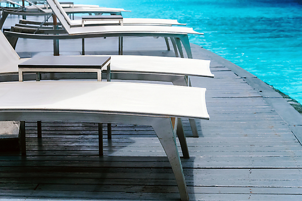 포토 JPG 해외이미지 무료이미지 라이프스타일 백그라운드 의자 호텔 리조트 휴식 수영장 사람없음 야외 물 태양 맑음 수영 휴게실 고급 휴양지 해외202105 해외포토 자연요소 가구 컨셉 숙소 날씨 생활 장소 수상스포츠 파일형식