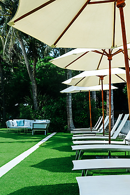 포토 JPG 해외이미지 라이프스타일 백그라운드 밭 의자 우산 호텔 휴식 풍경 사람없음 야외 정원 침대 휴게실 고급 휴양지 안락 해외202105 해외포토 가구 컨셉 농업 숙소 생활 장소 파일형식