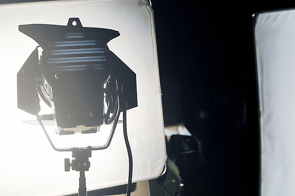 포토 JPG 해외이미지 스튜디오촬영 무료이미지 조명 사람없음 빛 램프 손전등 작업 방송 스포트라이트 삼각대 빛망울 반사경 해외202105 해외포토 실내 파일형식