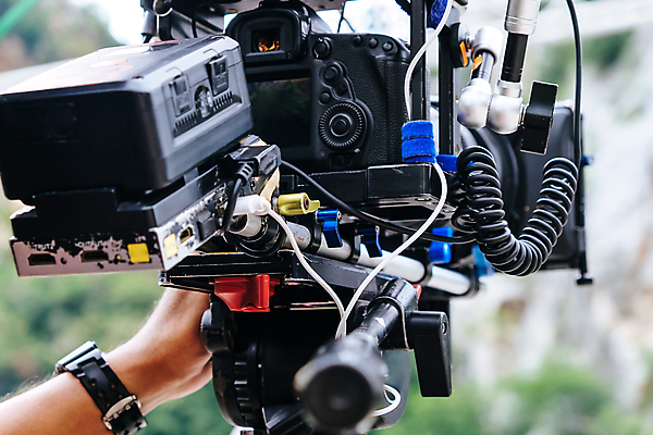 포토 JPG 해외이미지 주간 손 야외 아웃포커스 신체부위 영화 영화촬영 영화산업 영화카메라 촬영장비 해외202105 해외포토 자연요소 산업 문화예술 촬영기법 사람 카메라 촬영 도구 파일형식