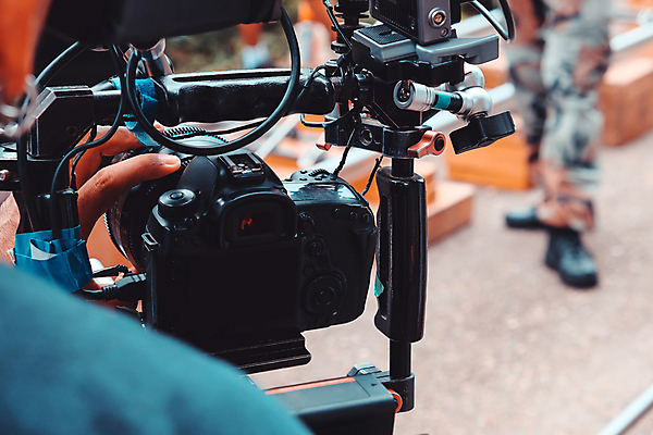 포토 JPG 해외이미지 주간 서기 상반신 성인 야외 두명 뒷모습 아웃포커스 신체부위 하반신 잡기 영화 영화촬영 영화산업 영화카메라 촬영장비 성인만 해외202105 해외포토 자연요소 산업 뷰포인트 모션 문화예술 촬영기법 사람 카메라 촬영 도구 파일형식