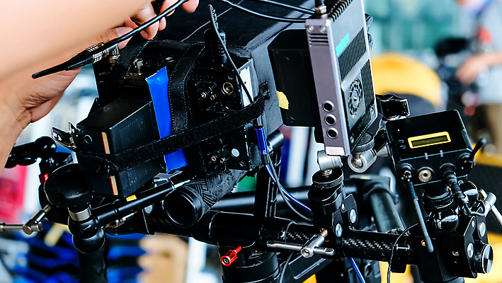 포토 JPG 해외이미지 손 실내 아웃포커스 신체부위 잡기 영화 영화촬영 영화산업 영화카메라 촬영장비 해외202105 해외포토 산업 모션 문화예술 촬영기법 사람 내부 카메라 촬영 도구 파일형식