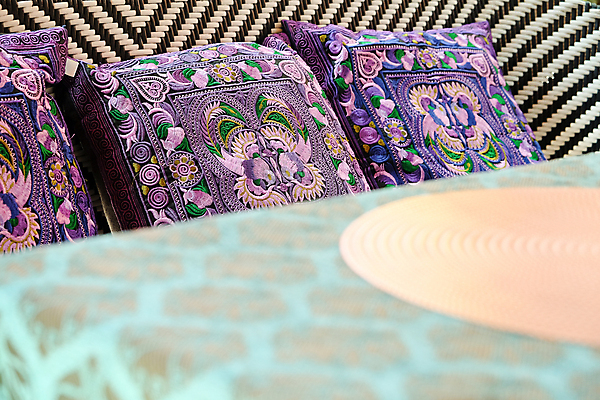 포토 JPG 해외이미지 무료이미지 전통 유럽 문화 백그라운드 쿠션 베개 실내 사람없음 야외 쇼핑 소파 화려 천 기하학 모로코 이국적 해외202105 해외포토 나라 컨셉 무늬 의자 침구 아프리카 내부 직물 파일형식 무료콘텐츠