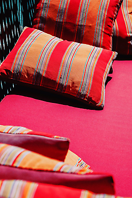 포토 JPG 해외이미지 옷 백그라운드 쿠션 의자 베개 사람없음 내부 소파 천 부드러움 스타일 안락 해외202105 해외포토 가구 컨셉 침구 직물 감각 파일형식