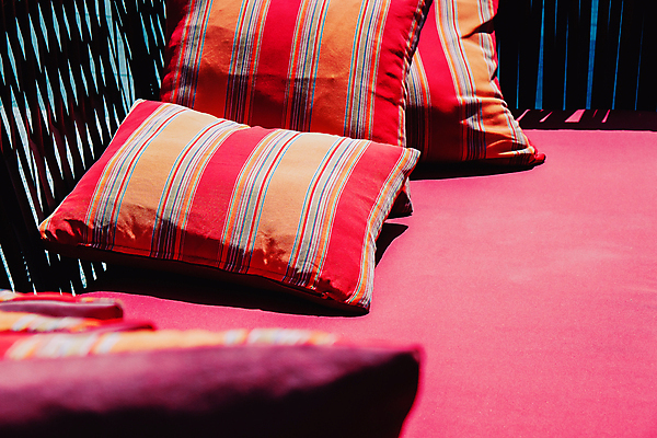 포토 JPG 해외이미지 옷 백그라운드 쿠션 의자 베개 사람없음 내부 소파 천 부드러움 스타일 안락 해외202105 해외포토 가구 컨셉 침구 직물 감각 파일형식