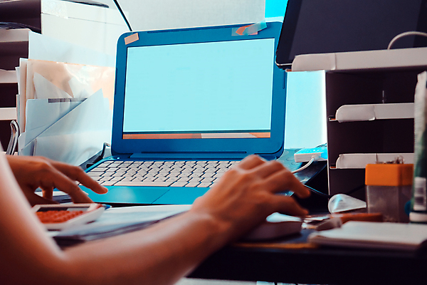 포토 JPG 해외이미지 무료이미지 학생 라이프스타일 손 여자 인터넷 통신 청소년 탁자 무선통신 한명 사람 금융 노트북 컴퓨터 디지털 스크린 공책 자료 업무 비즈니스우먼 네트워크 집중 책상 온라인 마케팅 여자한명만 해외202105 해외포토 1 가구 컨셉 비즈니스 문구용품 생활 신체부위 경제 전자제품 작업 직장인 여자만 파일형식 무료콘텐츠