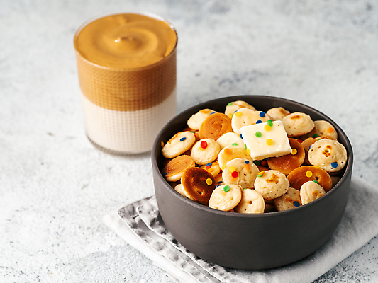 포토 JPG 해외이미지 커피 유리 회색배경 디저트 한국 요리 사람없음 유행 빵집 아기 시리얼 굽기 버터 팬케이크 인기 카피스페이스 맛있는 해외202105 해외포토 아시아 음료 음식 백그라운드 재질 사람 케이크 상점 공백 회색 구이 파일형식