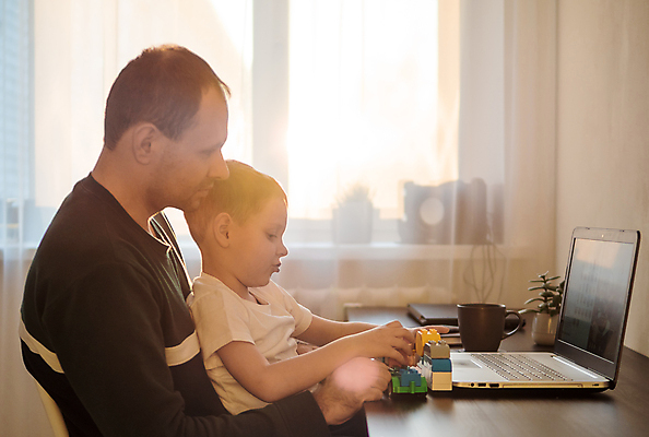 포토 JPG 해외이미지 백그라운드 컨셉 놀이 함께함 소년 두명 건물 노트북 도전 긴급 업무 작업 4 아빠 기간 전염병 카피스페이스 세계보건기구 해외202105 해외포토 건축물 남자 어린이 가족 사람 전자제품 숫자 공백 질병 파일형식