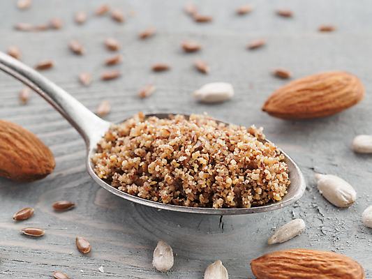 포토 JPG 해외이미지 실내 근접촬영 사람없음 아웃포커스 숟가락 아몬드 아마씨 해바라기씨 나무배경 해외202105 해외포토 뷰포인트 백그라운드 촬영기법 수저 씨앗 내부 견과류 파일형식