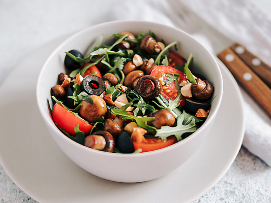 포토 JPG 해외이미지 접시 백그라운드 토마토 채소 방울토마토 사람없음 빛 식당 버섯 샐러드 회색 견과류 신선 방향 올리브 루꼴라 짠맛 해외202105 비건음식 해외포토 식기 열매 음식 컬러 상점 맛 파일형식 비건