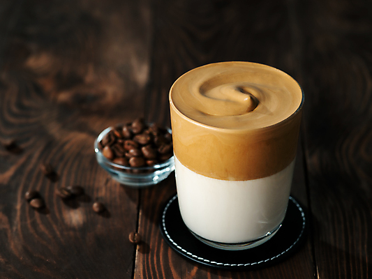 포토 JPG 해외이미지 잔 실내 사람없음 원두 달콤 컵받침 나무배경 달고나라떼 해외202105 해외포토 식기 커피 백그라운드 내부 맛 받침대 파일형식