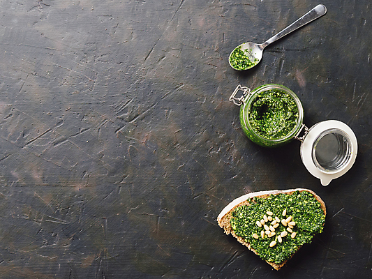 포토 JPG 해외이미지 검은배경 유리병 실내 사람없음 하이앵글 숟가락 바게트 잣 호밀빵 카피스페이스 페스토 해외202105 해외포토 빵 뷰포인트 백그라운드 병_용기 수저 내부 검은색 공백 견과류 소스_음식 파일형식