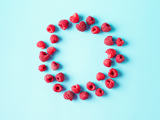 포토 JPG 해외이미지 실내 사람없음 원형 파란배경 산딸기 원형프레임 플랫레이 해외202105 해외포토 도형 백그라운드 과일 프레임 내부 파란색 플랫 파일형식