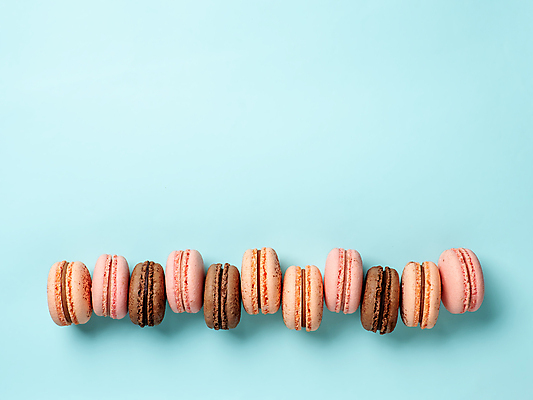 포토 JPG 해외이미지 실내 사람없음 하이앵글 여러개 달콤 파란배경 일렬 마카롱 카피스페이스 해외202105 해외포토 뷰포인트 다수 백그라운드 디저트 내부 파란색 공백 맛 파일형식