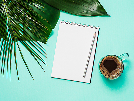 포토 JPG 해외이미지 커피 실내 사람없음 하이앵글 연필 커피잔 스케치북 파란배경 야자수잎 열대잎 해외202105 해외포토 음료 뷰포인트 백그라운드 잎 학용품 잔 내부 파란색 필기구 파일형식