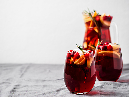 포토 JPG 해외이미지 잔 실내 사람없음 아웃포커스 천 레몬 로즈메리 과일조각 크랜베리 상그리아 해외202105 해외포토 식기 열매 조각 과일 주류 촬영기법 내부 직물 허브 파일형식